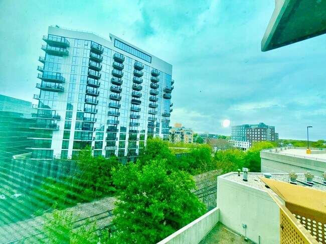 Building Photo - 1720 Maple Ave