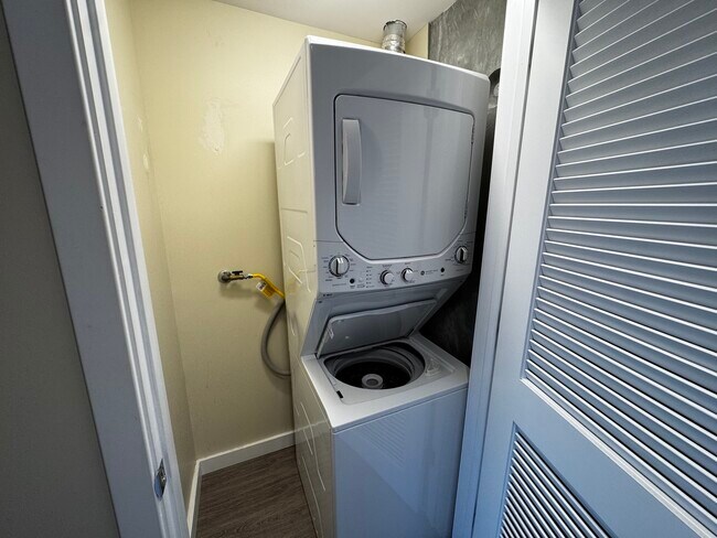 Building Photo - 1323 W Morse Ave