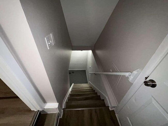 Building Photo - Colonial Ready For You