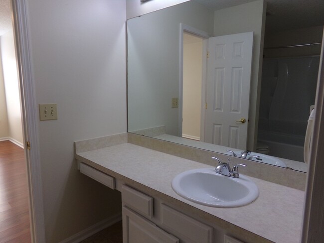 Building Photo - Nice 3/2 in convenient location