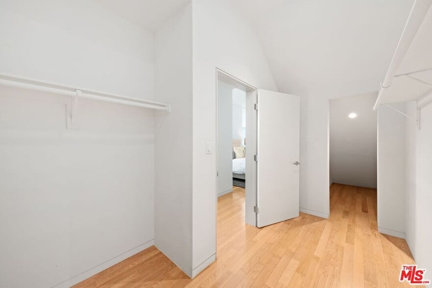 Building Photo - 742 N Hudson Ave