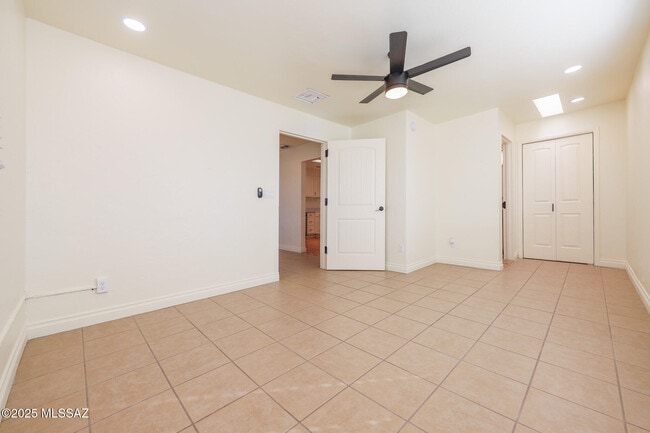 Building Photo - 1654 N Rosemont Blvd