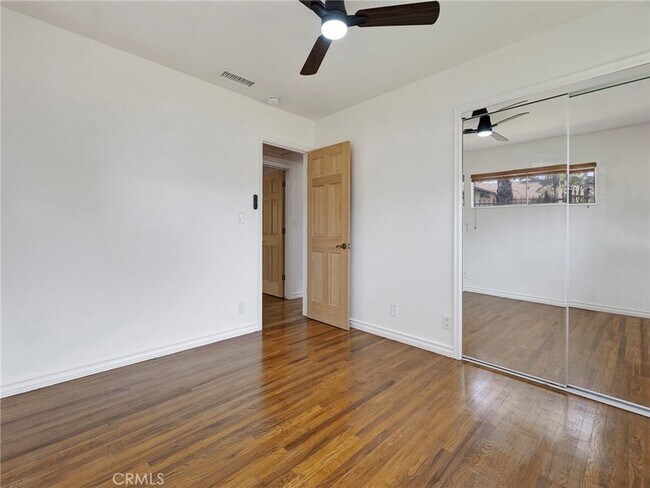 Building Photo - 10918 Reseda Blvd