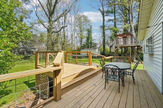 Building Photo - 710 Heatherwood Dr