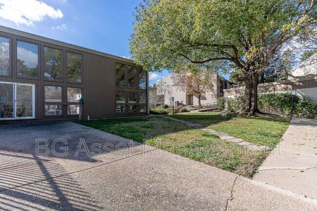 Building Photo - 2079 Ascot Dr