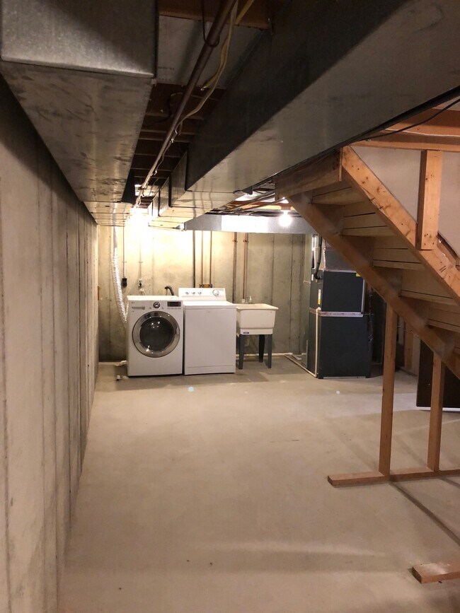 Laundry - 806 Northlawn St NE