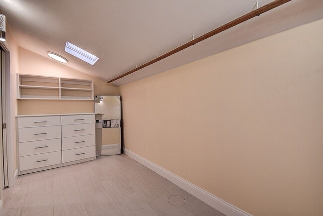 Building Photo - Luxurious 4 bedroom, 3 bath pool home.