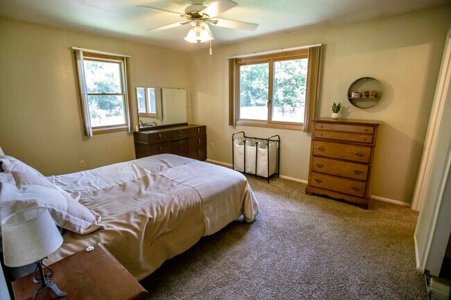 Room #1 - Master with Queen Bed - 731 Garnet Ave