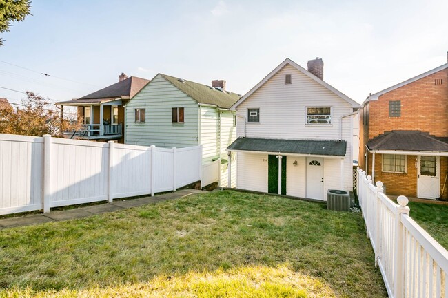 Building Photo - AVAILABLE SEPT 1ST!! UPDATED & SPACIOUS 3-...