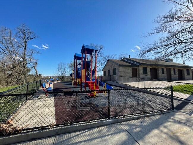 Building Photo - 489 Norton St