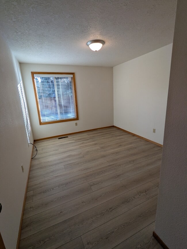 Building Photo - 1315 NE Paula Dr