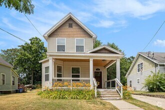 Building Photo - 4 Bedroom, 2 Bath Home near Uptown GR! Ava...