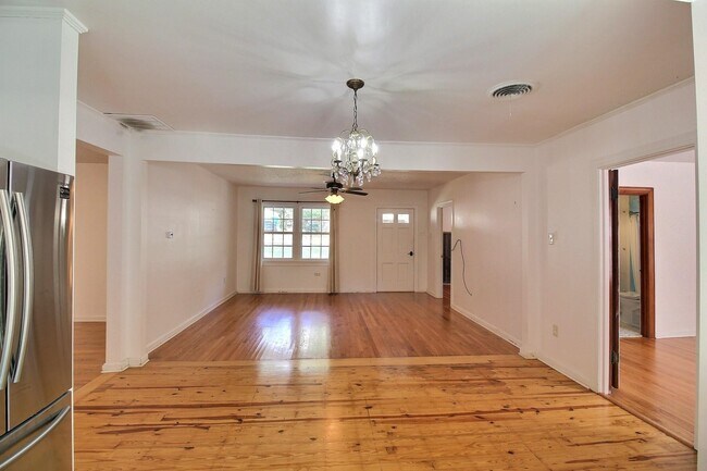 Building Photo - 487 S Center St