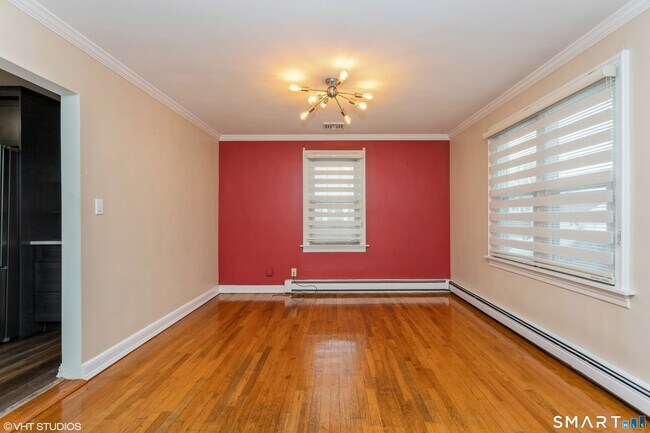 Building Photo - 680 Queen St