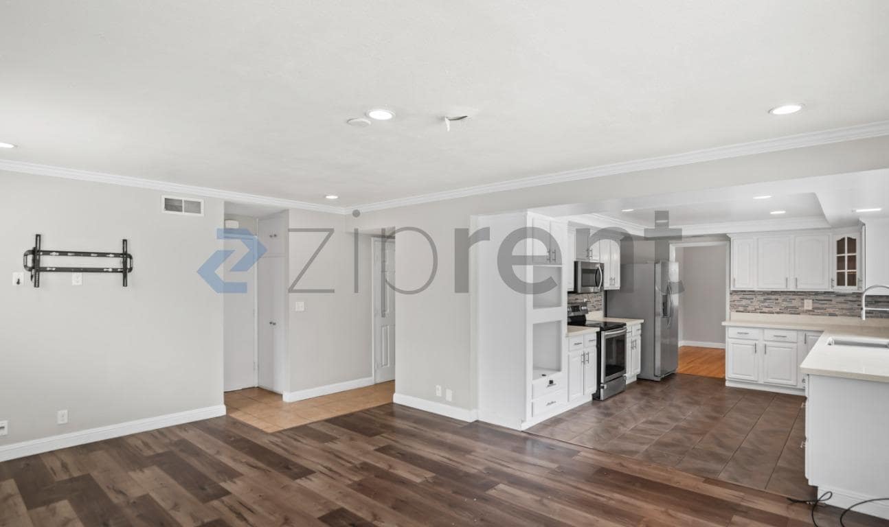 Building Photo - Unit