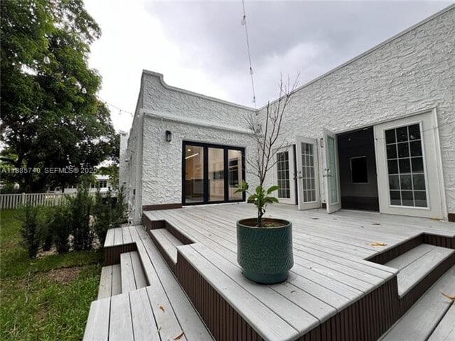 Building Photo - 130 SW 1st Ave