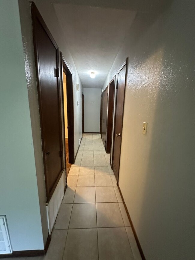Building Photo - 3 Bed, 1 1/2 Bath, 1 Car Garage