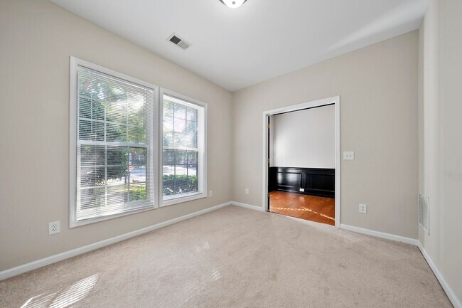 Building Photo - 3305 Chastain Gardens Dr NW