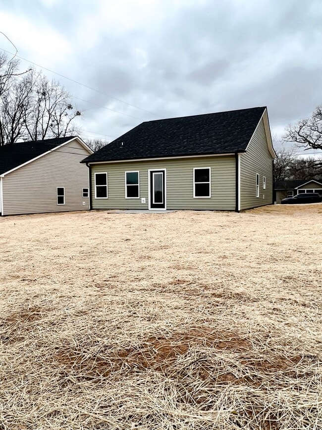 Building Photo - 3 Bedroom 2 Full Bath HOUSE with GARAGE
