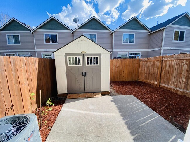 Building Photo - 8662 NE Trafalgar Ln