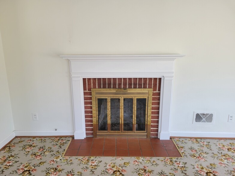 Building Photo - 10 W Way Dr