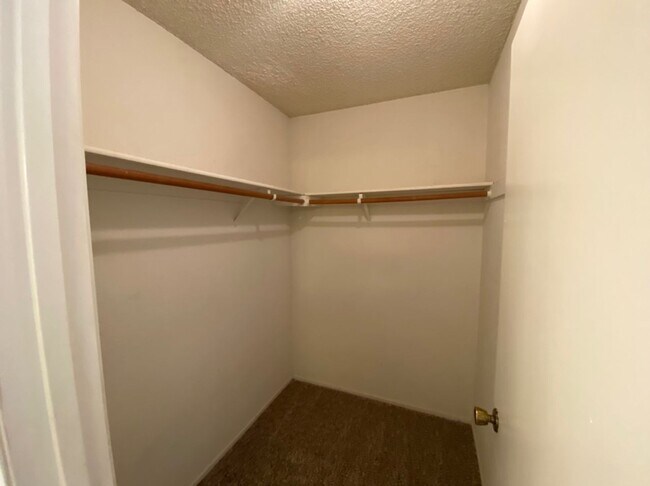 Building Photo - Large Condo near Freeway Access!