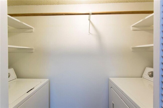 Building Photo - Great Two bedroom One Bath