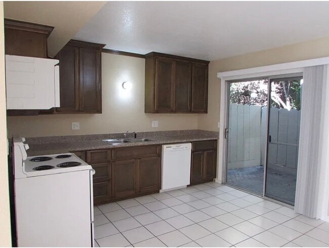 Building Photo - 2 Bed, 1 Bath Townhome