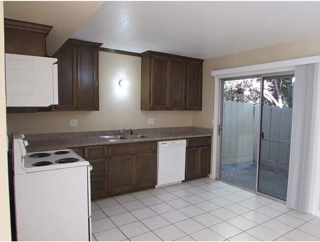 Building Photo - 2 Bed, 1 Bathroom Apartment