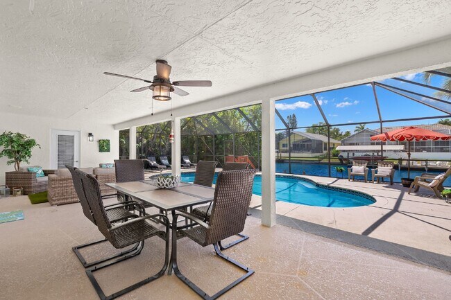 Building Photo - Naples Park Pool home - walking distance to the beach!