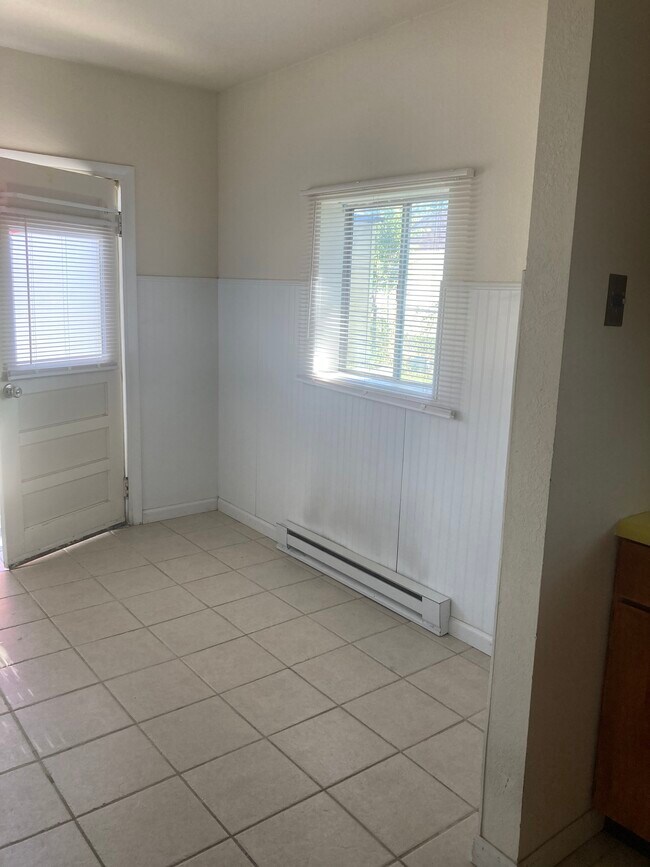 Building Photo - 1430 Pinyon Ave