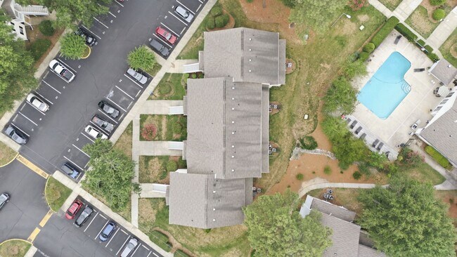Building Photo - Updated 2BR Townhome in Prime Chapel Hill Location with Pool & Tennis!