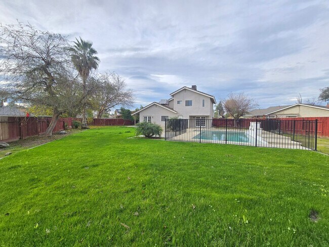 Building Photo - Pool Home – 3 Bed | 3 Bath | 1,625 Sq Ft