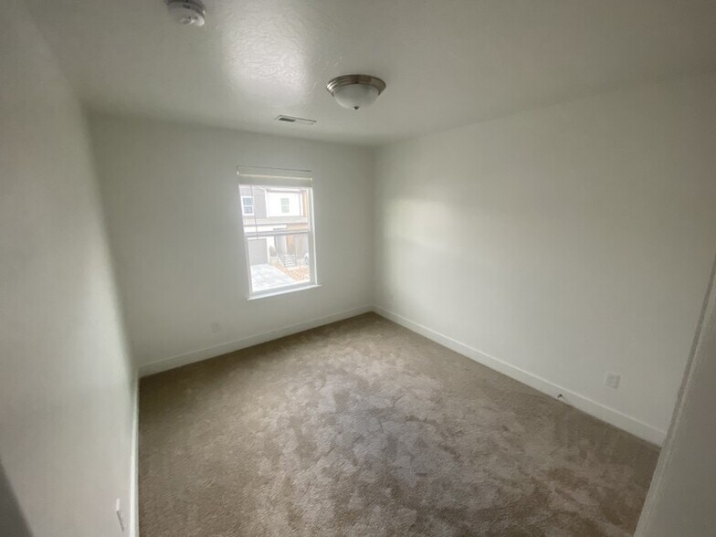Building Photo - 279 W 660 N