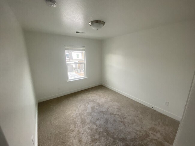 Building Photo - 279 W 660 N