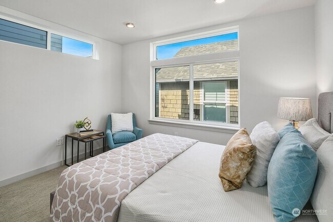 Building Photo - Modern 2 bed 2 bath town house available for move NOW