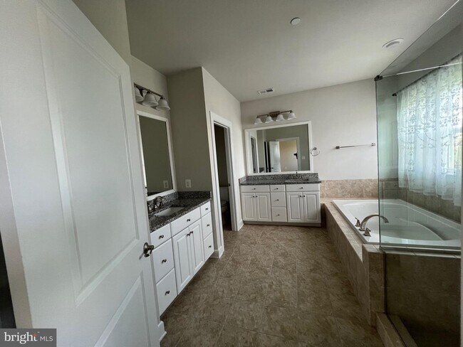 Building Photo - 8227 S Maple Lawn Blvd