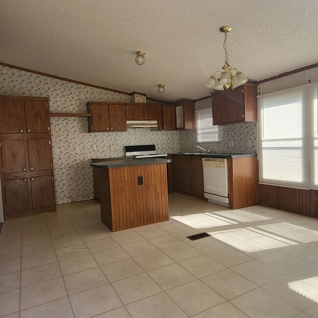 Building Photo - 710 Blue Bird Dr