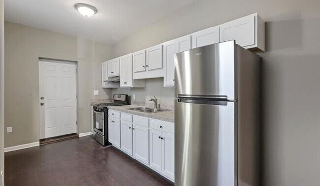 Building Photo - This end-of-row townhome Old Uptown Harris...