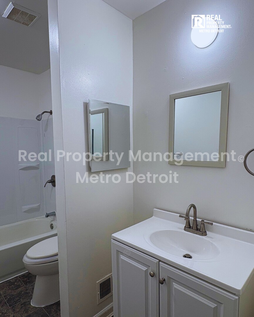 Building Photo - 433 Navahoe St