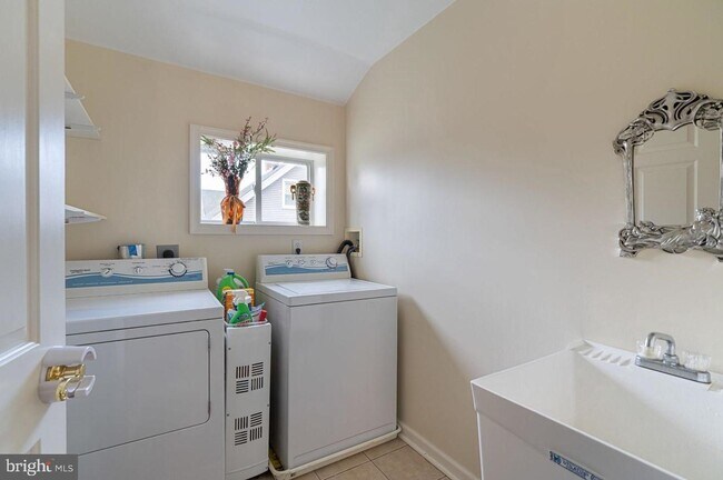 Building Photo - 308-310 E State St