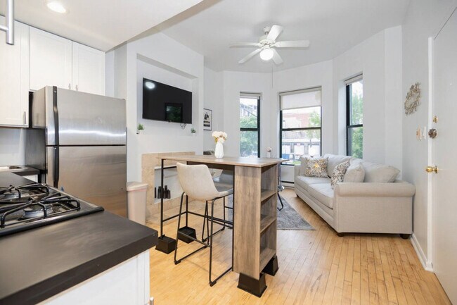 Building Photo - 2544 N Burling St