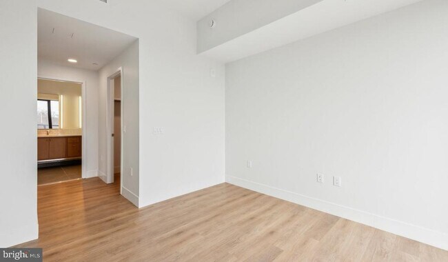 Building Photo - 10511 Strathmore Hall St
