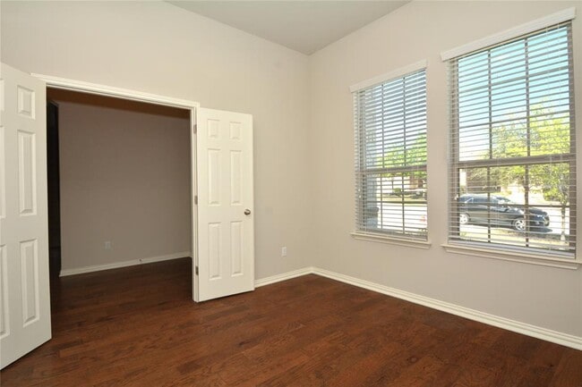 Building Photo - 142 Venice Cove