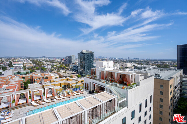 Building Photo - 6250 Hollywood Blvd