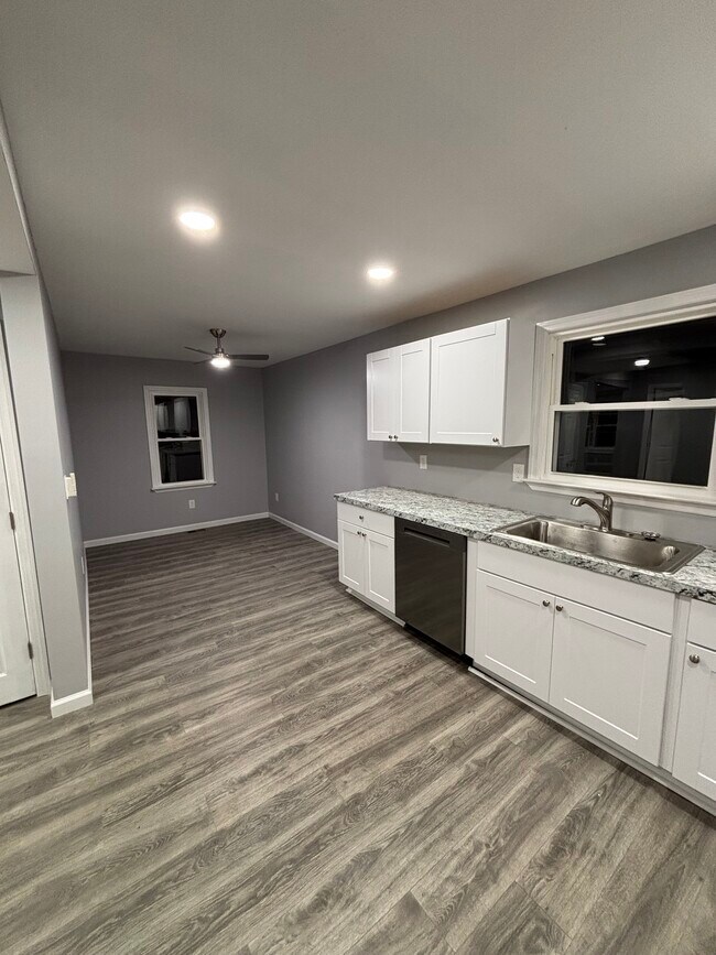 Building Photo - 2410 Cedar Ave