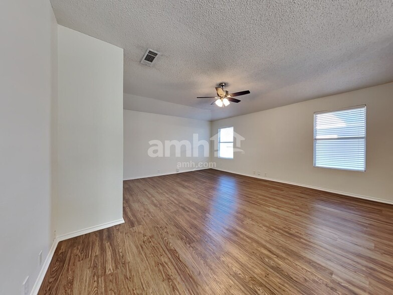 Building Photo - 214 High Pointe Ln