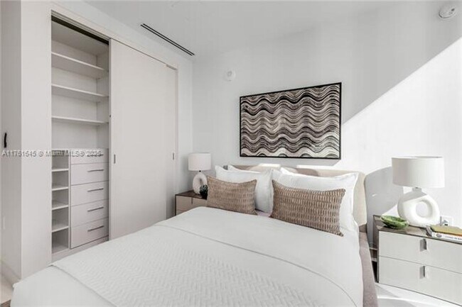 Building Photo - 300 Biscayne Blvd Way