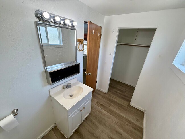 Building Photo - JAK Duplex