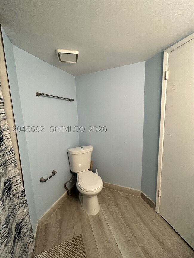 Building Photo - 9421 Fontainebleau Blvd